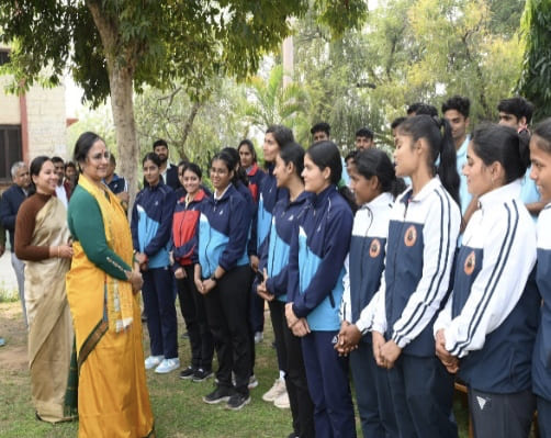 (Hon’ble Vice Chancellor Interacting with players)